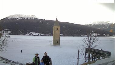 Blick auf den Kirchturm im Reschensee