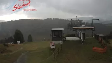 Blick auf die Bergstation des Sessellifts