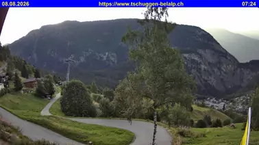 Blick auf die Gondelbahn von der Feriensiedlung Tschuggen