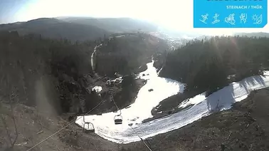 Blick vom Sessellift in die Skiarena und nach Steinach