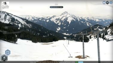 Blick auf den Lift und die Piste