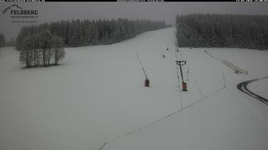 Blick auf die Piste und den Lift Schwarzenbach