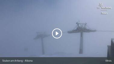 Blick auf die umliegenden Berge (2.323 m) 