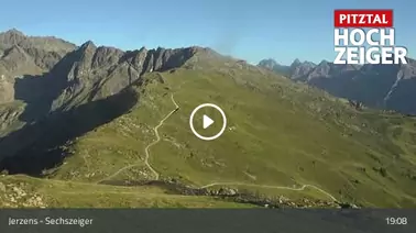 Blick auf den Sessellift und die Bergstation (2.400 m)