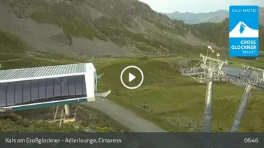 Blick auf die Adlerlounge und die Berge (2.420 m)