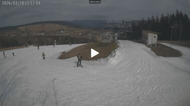 Blick auf die Bergstation des Sessellifts