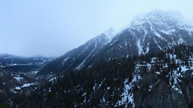 Blick auf die Aspi-Titter Hängebrücke über die 120 Meter tiefe Weisswasserschlucht am Fuße des Fieschergletschers