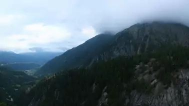 Blick auf die Aspi-Titter Hängebrücke über die 120 Meter tiefe Weisswasserschlucht am Fuße des Fieschergletschers