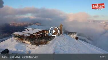 Blick vom Gipfel der Hohen Salve auf die umliegenden Berge und das Tal (1.853 m)