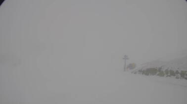 Blick auf zwei Sessellifte und Pisten im Skigebiet (2.103 m)