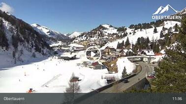 Blick auf die Station mit Lift und Piste (1.696 m)