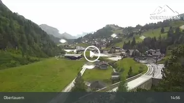Blick auf die Station mit Lift und Piste (1.696 m)