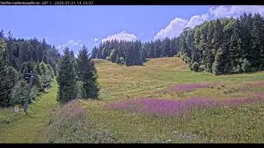 Blick auf den Lift 1 und die Piste
