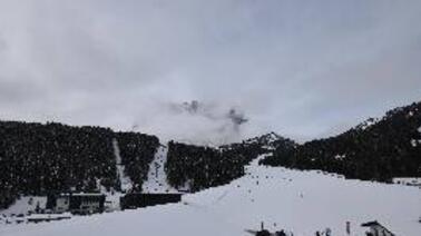 Ausblick auf Piz Seteur, die Lifte Comici I und II sowie den Gran Paradiso Lift (2.000 m)