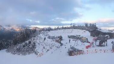 Blick auf Bergbahn Ellmau-Going, Wilder Kaiser und Astbergsee (1.245 m)