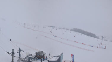 Panoramablick auf die Gondelbahn und Pisten bei la Croisette (1.855 m)