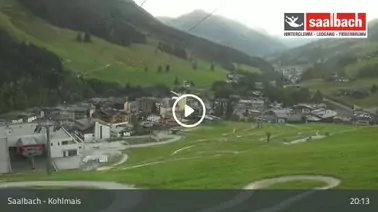 Blick auf die Kohlmaisbahn und Saalbach (1.040 m)