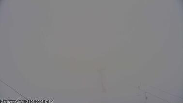 Blick auf die Piste und die Bergstation (1.911 m)