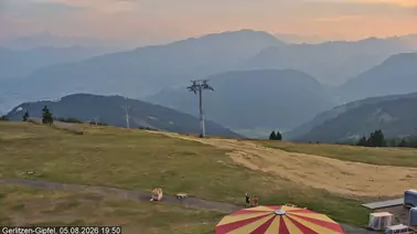 Blick auf die Piste und die Bergstation (1.911 m)