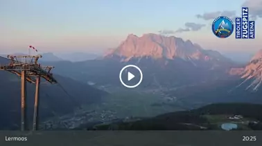 Blick auf den Grubigstein, die Bergstation und ins Tal (2.015 m)