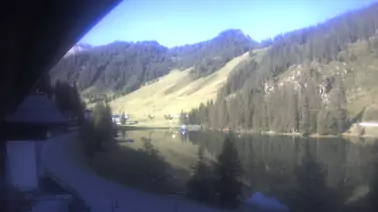 Blick von Skischule auf den Zauchensee und eine Piste (1.860 m)