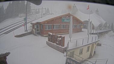 Aussicht von Rigi Staffel Richtung Eventzelt und Terrasse des Restaurant Bahnhöfli