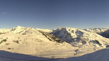 Blick auf das Skigebiet von Baqueira und die Pyrenäen (1.500 m)