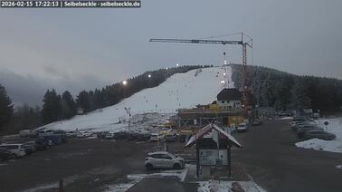 Blick auf den Parkplatz und den Skihang