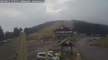Blick auf den Parkplatz und den Skihang