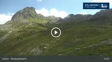 Blick auf die Berge und die Lifttrasse (2.120 m)
