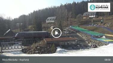 Blick auf die Piste und den Sessellift (710 m)