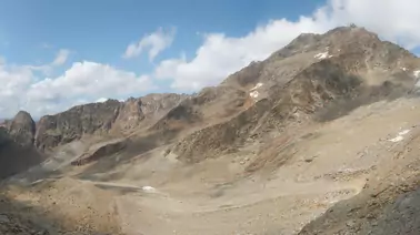 Rundumblick auf Panoramarestaurant Hohsaas, Skilift, Gletscherpiste Hohsaas, Triftgletscher, Hohlaubgletscher (3.200 m)