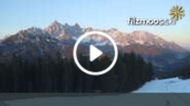 Blick auf die Hütte und den Berg (1.057 m)