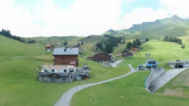 Rundumblick auf Dorf Les Crosets und Skigebiet Portes du Soleil mit Sesselliften (1.670 m)
