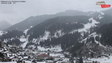 Blick auf St. Christina und die Saslong (1.428 m)