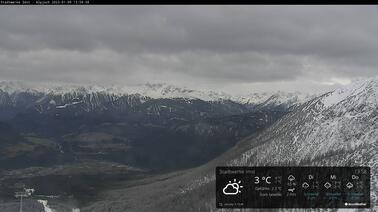 Panorama-Blick vom Dach der Aussichtsplattform SunOrama nahe der Bergstation am Alpjoch (2.050 m