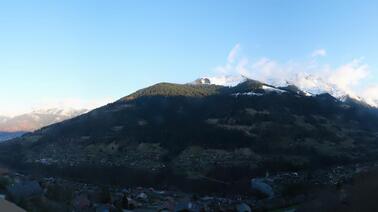 Blick über die Gemeinde Troistorrents in der französisch-sprachigen Schweiz (930 m)