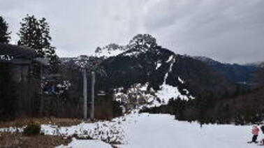 Blick auf Sandling Jet Mittelstation, Bräuning Zinken, Losergipfel und Alpenparks Hagan-Lodge (1.090 m)