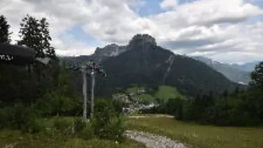 Blick auf Sandling Jet Mittelstation, Bräuning Zinken, Losergipfel und Alpenparks Hagan-Lodge (1.090 m)