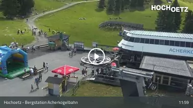 Blick auf die Bergstation (2.025 m)