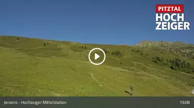Blick auf die Mittelstation und die Berge (2.000 m)