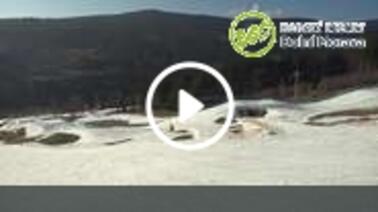 Blick auf den Sessellift und die Piste (800 m)