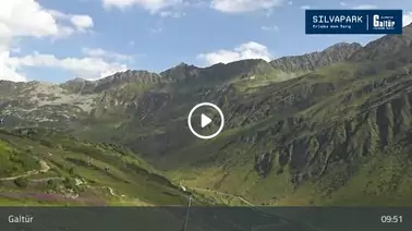 Blick auf die umliegenden Lifte und Pisten (1.950 m)