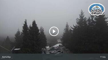 Blick auf die Hütte und die Bergstation (913 m)