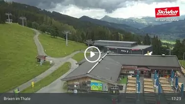 Blick auf die Bergstation der Gondelbahn Brixen im Thale (1.300 m)