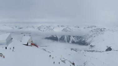 Rundumblick auf Weisshornbahn, Carmennahütte, Hörnlihütte und Panoramarestaurant Weissdorngipfel  (2.000 m)