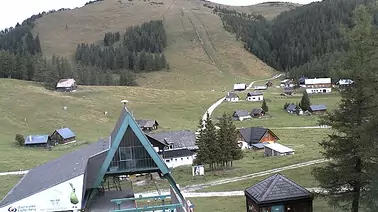 Blick auf Lift und Piste
