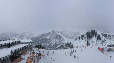 Rundumblick auf Bergstation und Pisten (2.330 m)