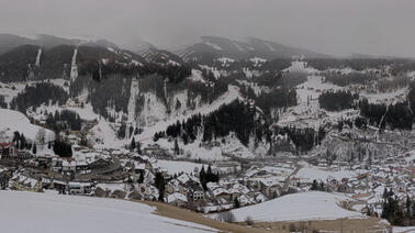 Blick auf St. Christina, die Saslong und die Sellagruppe (1.428 m)