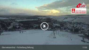 Blick über den Skihang und den Lift (1.008 m)